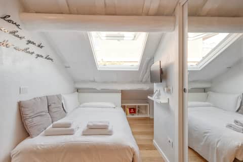 Proprietà Airbnb di successo: Bright Attic Studio: Tiny, Central, Safe, Spotless a Milano