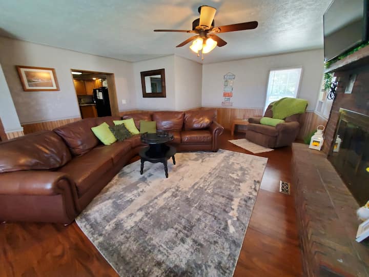 Dhomë ndenjjeje me mbështetëse të madhe seksionale dhe dembele për djem 