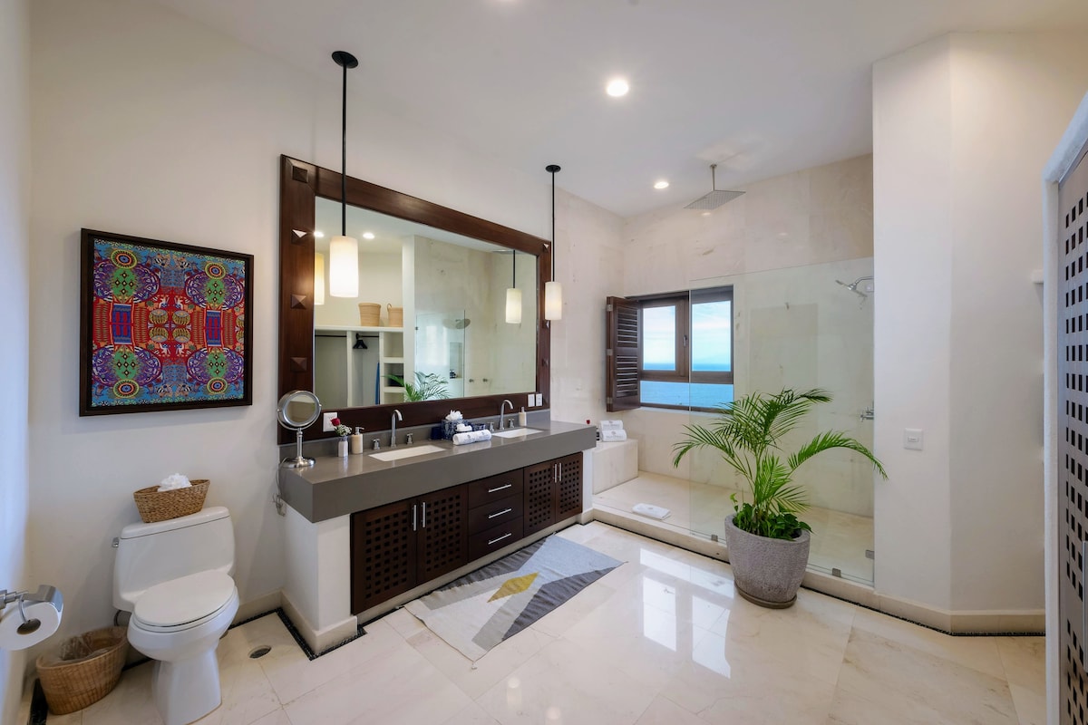 BAGNO SPAZIOSO E CONFORTEVOLE CON CABINA ARMADIO