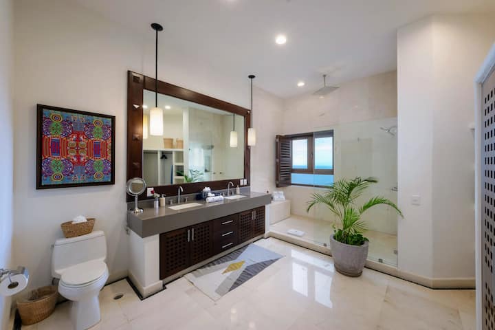 SPACIOUS AND COMFORTABLE BATHROOM WITH WALK-IN CLOSET