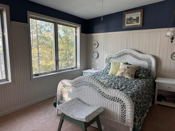 湖畔客房位于二楼，拥有美丽的湖景和树屋的感觉。 享受套房浴室和浸泡式浴缸，欣赏湖景。 醒来时可以欣赏到房子里最美的景色！