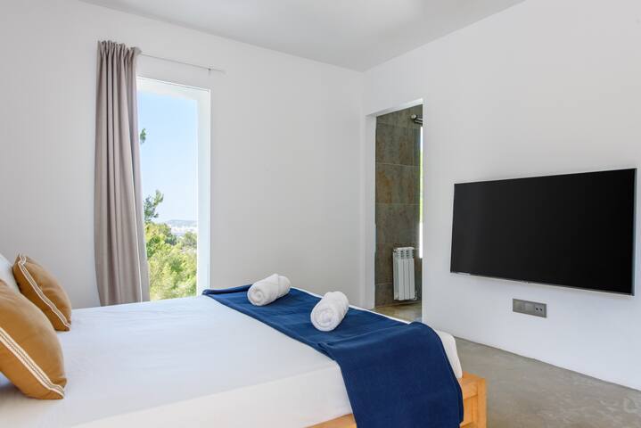 Panoramic views of San Antonio Bay – Pool- Garden