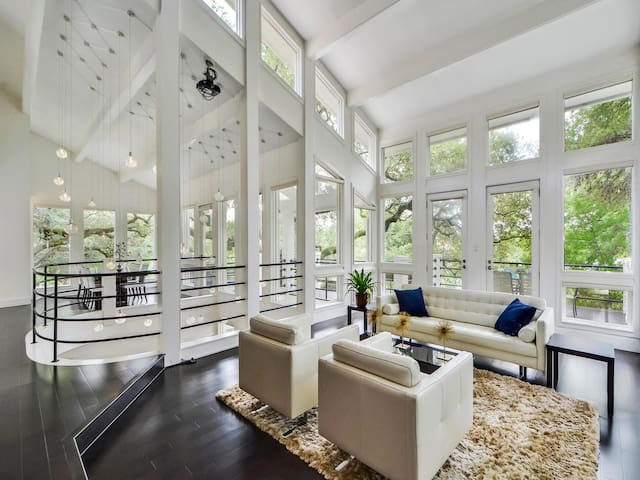 Contemporary Lake Austin Estate Near Downtown gallery image 2