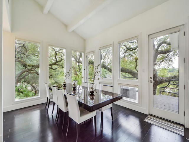 Contemporary Lake Austin Estate Near Downtown gallery image 4