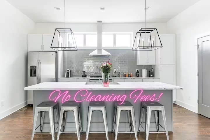 Cozy Modern Retreat with Stunning Views & Location