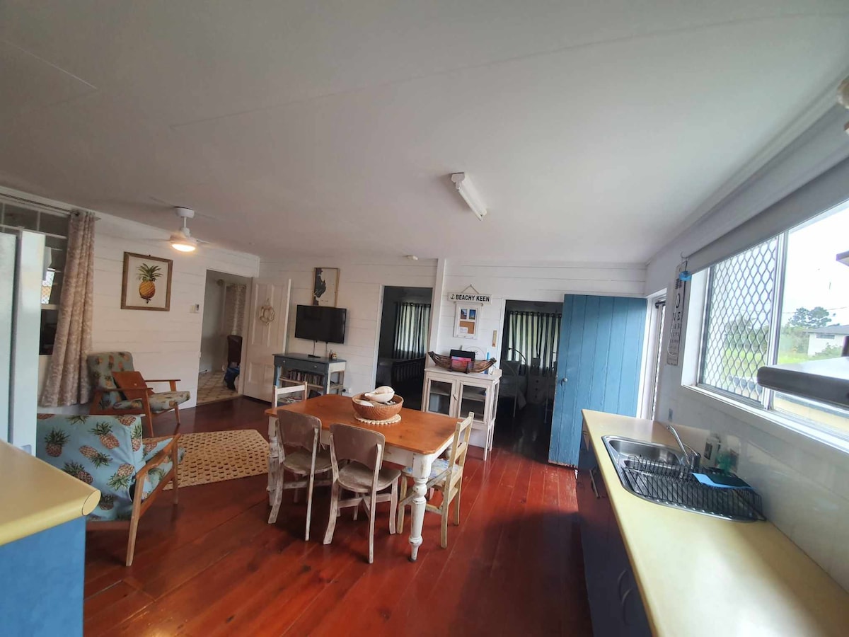 Annuncio Airbnb popolare: Original Old beach house by the beach - Joyseas a Queensland