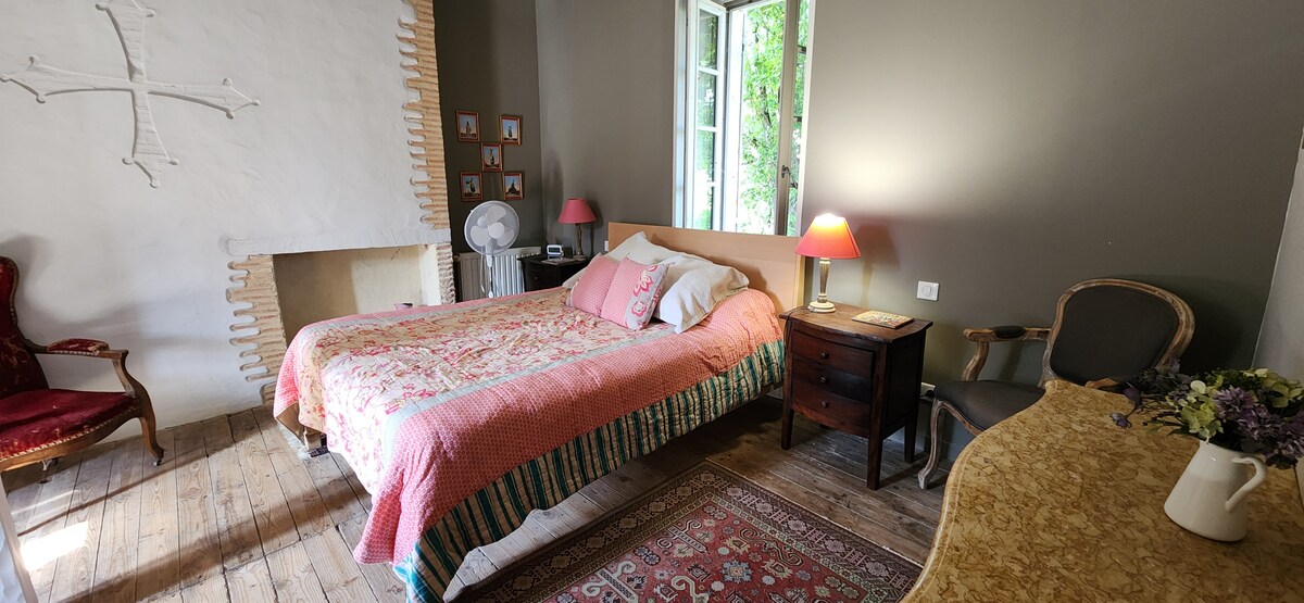 Krásna spálňa s pútnickým krížom, pretože náš dom je na trase Camino de Santiago Compostella.