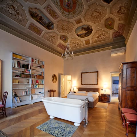 La Marmora, Historic Frescoed Home in Florence