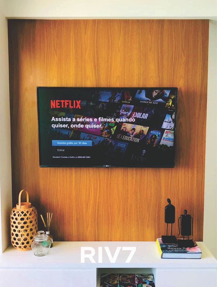 Მისაღები ოთახი 43-დუიმიანი მაღალი გარჩევადობის სმარტ-ტელევიზორით, მაღალი სიჩქარის Wi ‑ Fi ქსელით (ოპტიკურ-ბოჭკოვანი), აივანი ზღვის პანორამული ხედებით და დივანი;