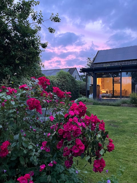 Small cottage with lake views: a Zen gem!