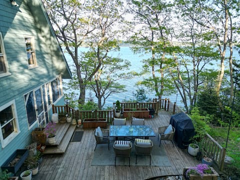 Quaint & Peaceful Designer's Oceanfront Cottage