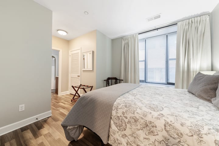 בחדר שינה 1 עם חדר רחצה צמוד יש מיטת קווין סייז חדשה עם מזרן טמפור - פדי מפואר ומצעים מדהימים עם 2 מיטות נוחות.  בשני חדרי השינה יש וילונות האפלה כדי להבטיח מנוחה נוחה. 