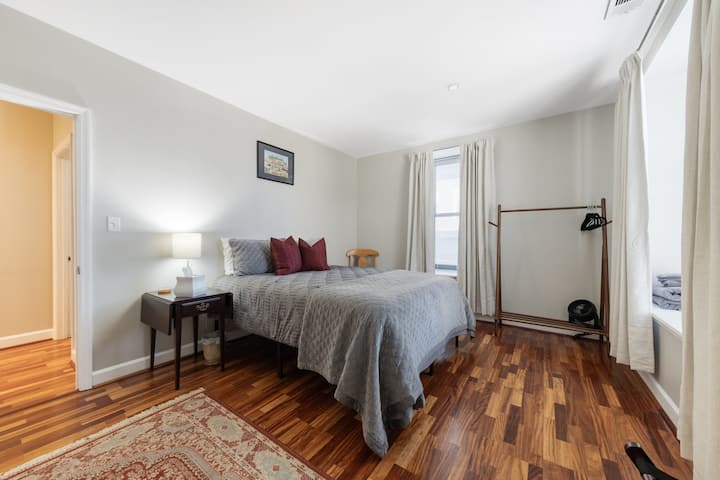 בחדר שינה 2 יש מיטת קווין סייז חדשה עם מצעים מדהימים עם 2 מיטות נוחות.  בשני חדרי השינה יש וילונות האפלה כדי להבטיח מנוחה נוחה. 