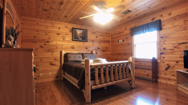 楼上宽敞的标准双人床卧室，配有32英寸高清电视。