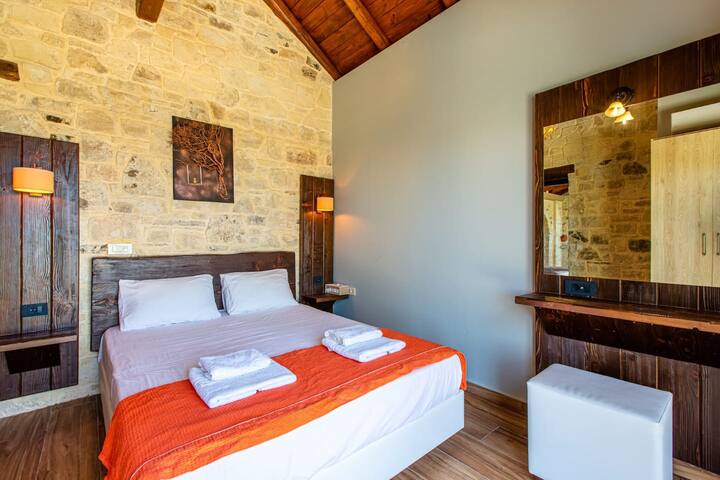 Bedroom 1 with ensuite bathroom. Offers stunning views, cozy bedding, tv and air conditioning.