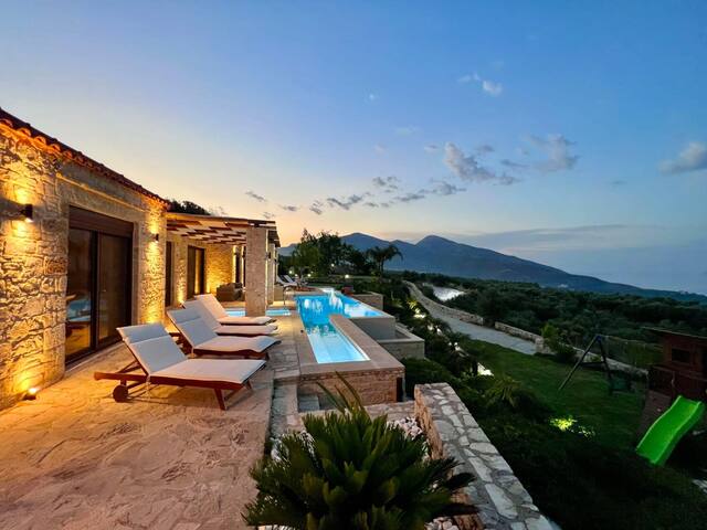 Near to Beach / Private Heated Pool / Playground gallery image 2