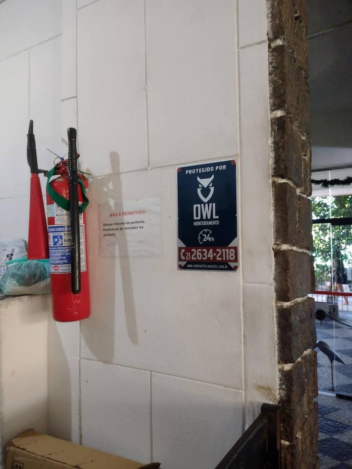 Рецепција деноноќно. Зградата се следи со деноноќна камера. 