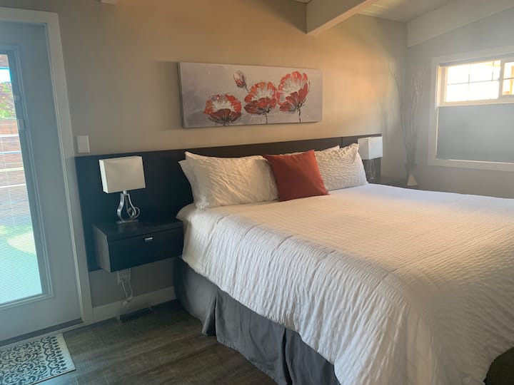 Dormitorio principal con cama tamaño king
Puerta al exterior, así como ventana.  Conduce a un hermoso baño privado