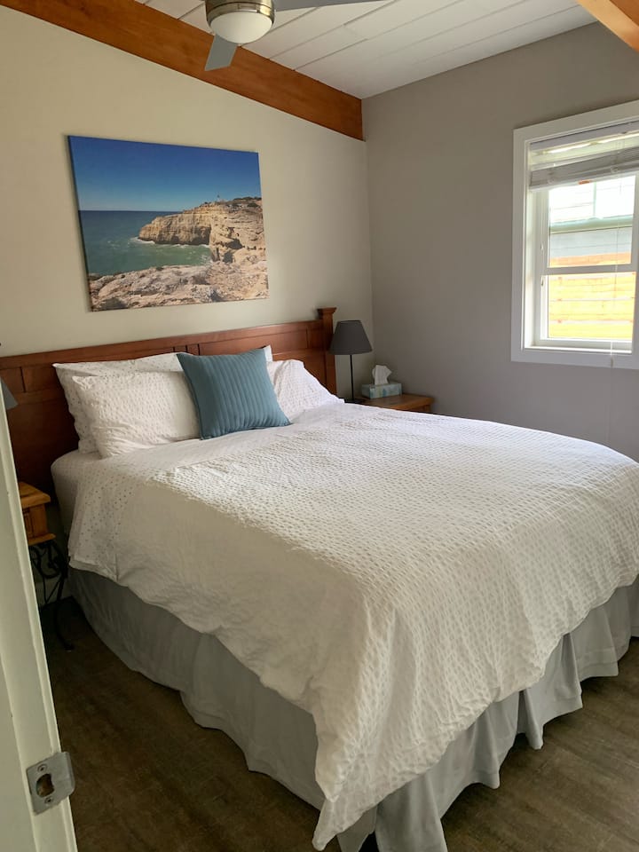 Dormitorio con cama tamaño queen.