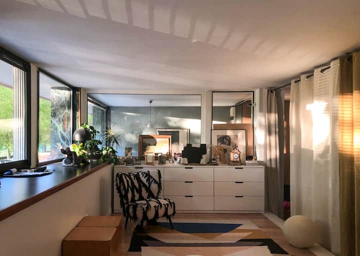 Тази стая е с изглед към всекидневната и е затворена само със завеси.