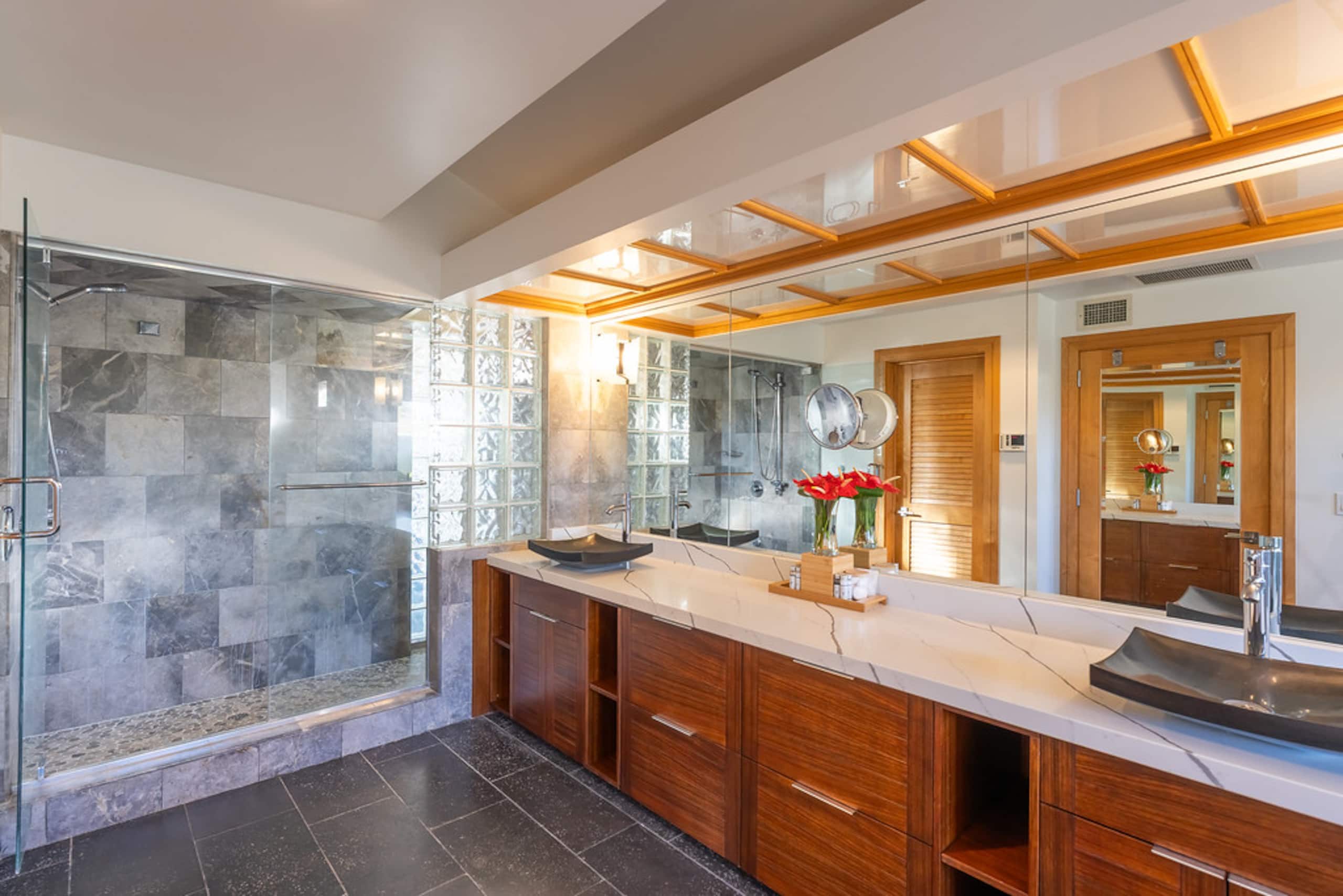 Home in Waimea · ★4.92 · 5 bedrooms · 5 beds · 6 baths - Image 15