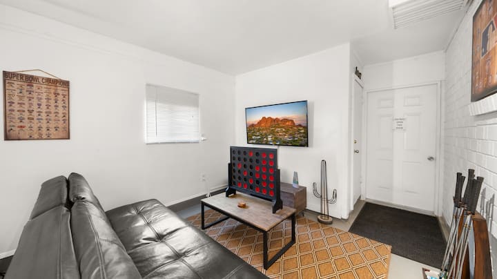 במוסך/בחדר המשחקים יש פוטון שמתקפל למיטה בגודל מלא. יכול לישון מבוגר אחד או 2 ילדים בנוחות (החדר מצויד במזגן נייד ויחידת חימום לכל עת של השנה) 
בחדר הזה יש גם טלוויזיה/חדר כושר/משחקים/חדר כביסה