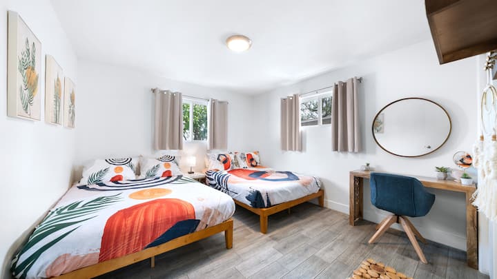 חדר שינה שני עם 2 מיטות קווין סייז ושולחן עבודה 