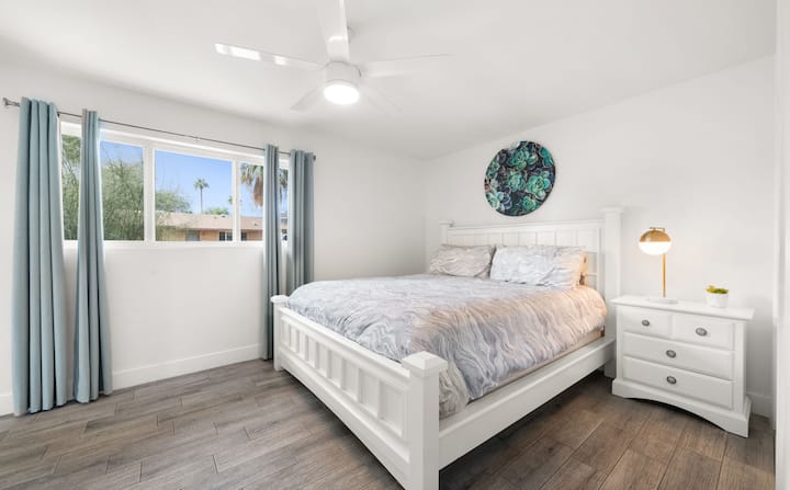 חדר שינה ראשי (מיטת קינג סייז) 