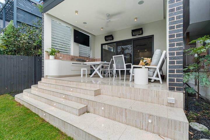 Family Friendly Luxury Home in trendy Marrickville gallery image 2