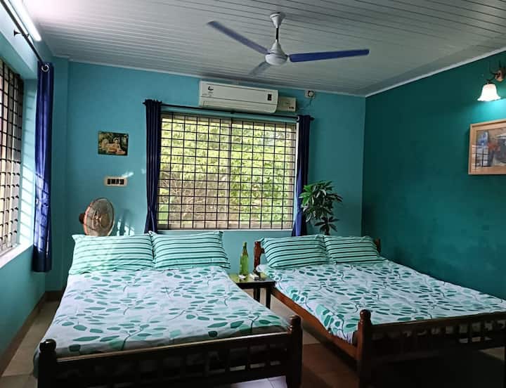 Chambre climatisée avec deux lits pour 2 lits et suffisamment d'espace pour un matelas pour 2 personnes. 