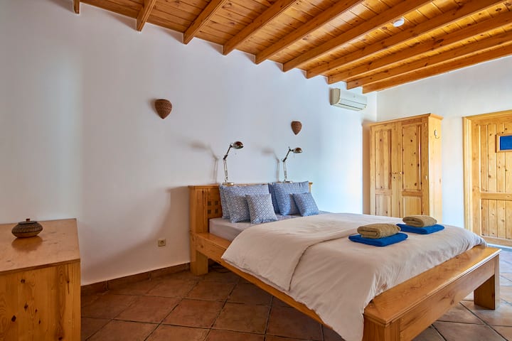 Huvudsovrum med dubbelsäng och luftkonditionering