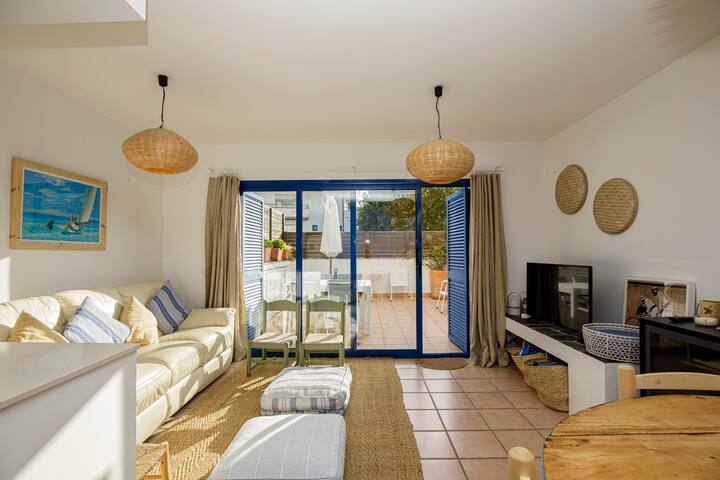 Bright centric beach apart(terrace,3bedrooms,wifi)