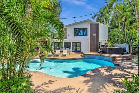 Designer Resort 11 bedrooms 7 baths .15 beds.