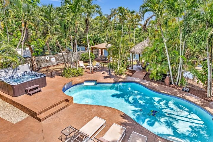 Designer Resort 11 bedrooms 7 baths .15 beds.