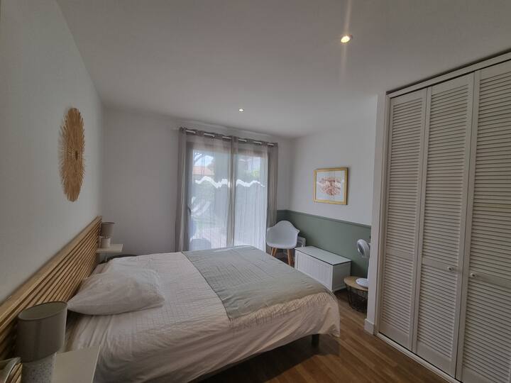 master bedroom 160 bed with shower and sink