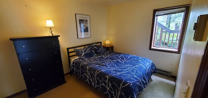 Dormitorio 2 con cama tamaño queen.