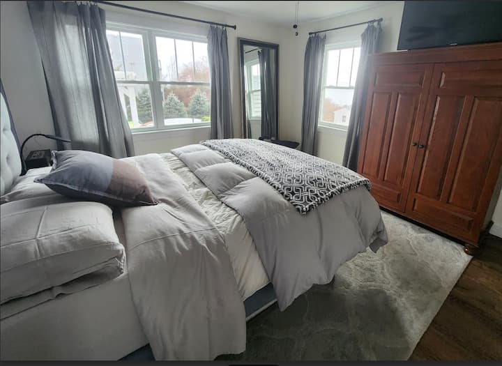 Spálňa 3 veľká manželská posteľ, matrac z pamäťovej peny, 32-palcová plochá obrazovka, stropný ventilátor, výhľad na vodu všade okolo