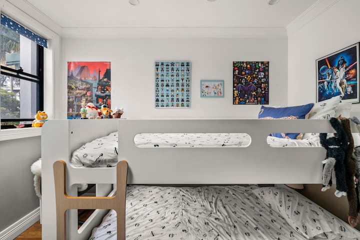 Krevat dopio "king" për fëmijë të mëdhenj ose të vegjël.