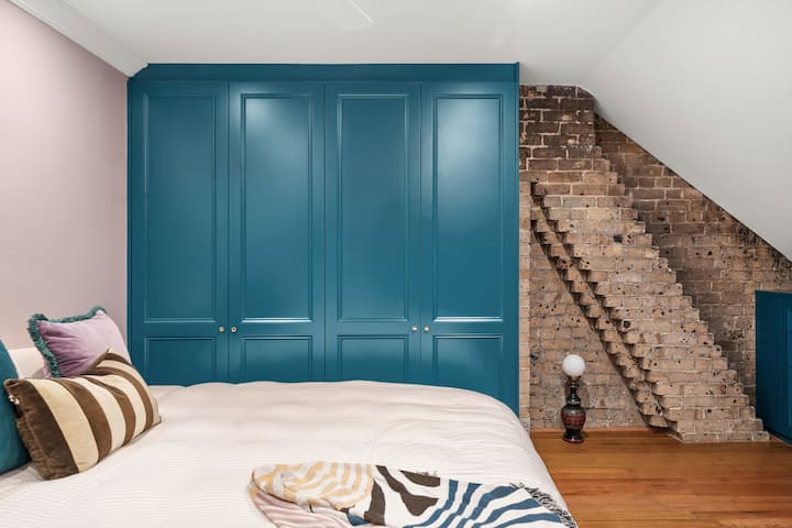 Suita king është në pjesën e përparme të shtëpisë, e cila përfiton nga një atmosferë më e freskët me hije.