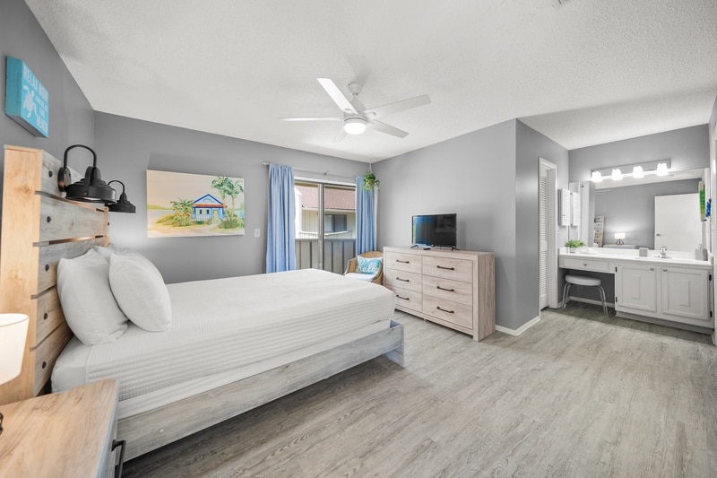 Amplio espacio, mucho espacio, cama tamaño queen, vestidor, baño completo y un lanai privado. 