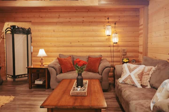 Acogedora sala con muchas capas de ambiente, tareas e iluminación decorativa.