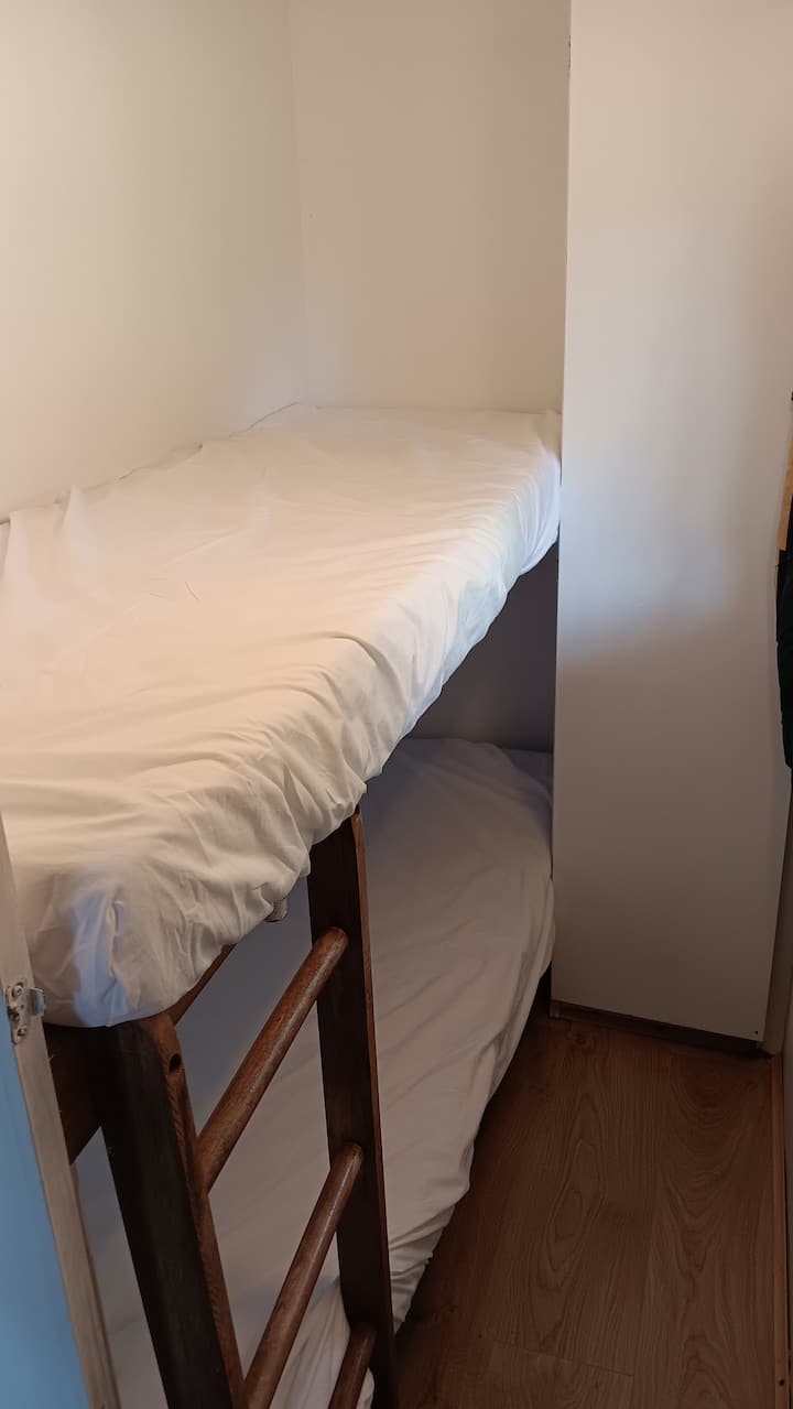 Våningssängarna är mer lämpliga för små barn än vuxna. De är 60 cm breda och 190 cm långa.