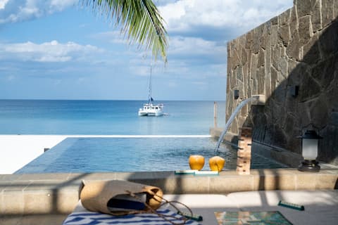 Beachfront with Pool: Balcony / Private entrance