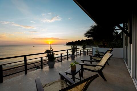Exclusive Beachfront with Pool: Balcony