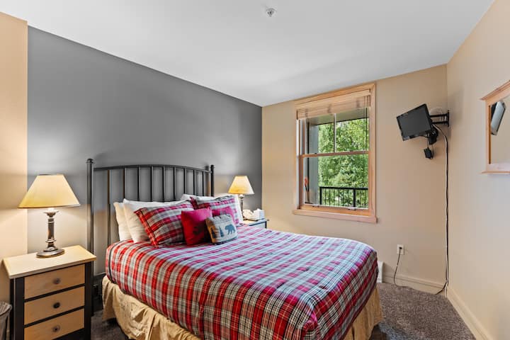 卧室配有标准双人床和壁挂电视。 