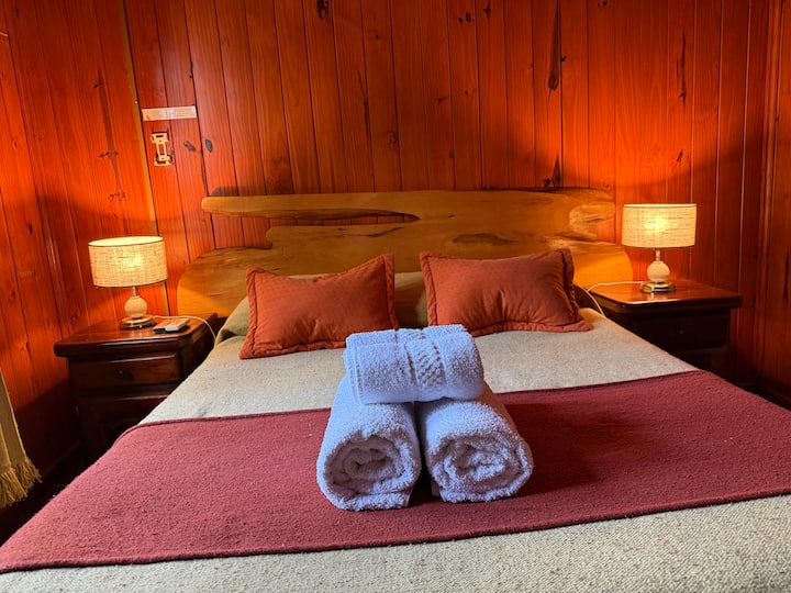 غرفة نوم بسرير بحجم كبير.