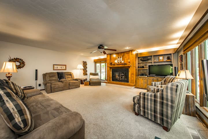 Fabulous Family Lake House On Eden Isle - Heber Springs, AR
