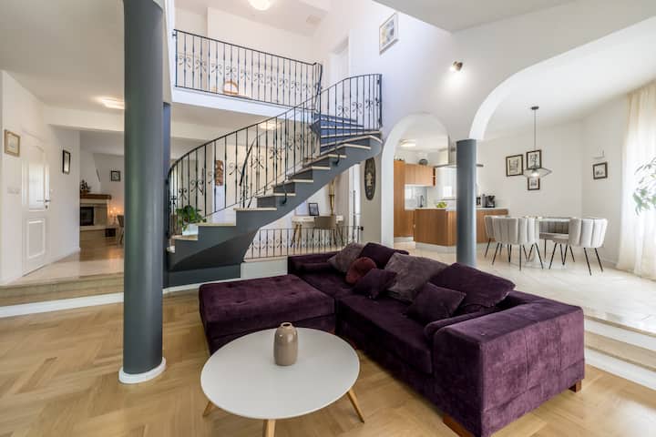 Villa Artea, Luxurious Villa With Heated Pool - Podstrana