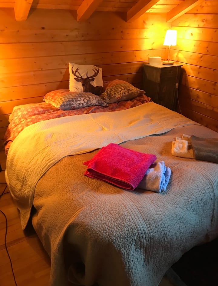 Una habitación muy acogedora en el piso de arriba, bajo los tejados