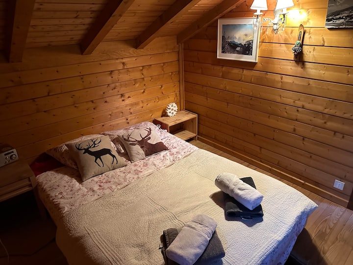 Una bonita habitación bajo los tejados, todo en paneles, muy cálida